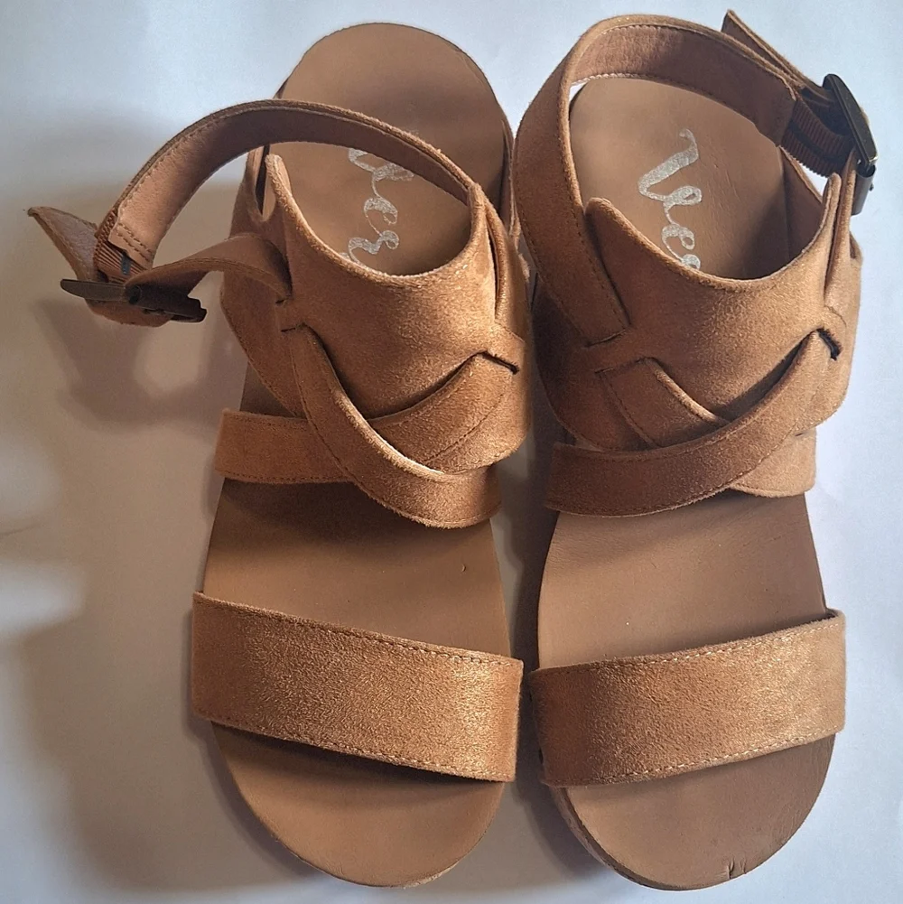 Very G Vector Shimmer Tan Studded Buckle Up Wedge Sandals Size 9 Soft Cushion - Picture 1 of 10